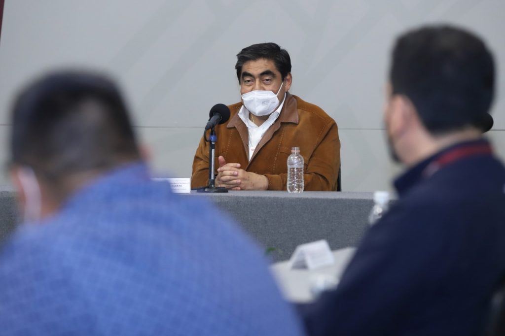 Trabajen con honradez y que el poder no les domine: Miguel Barbosa a ediles electos