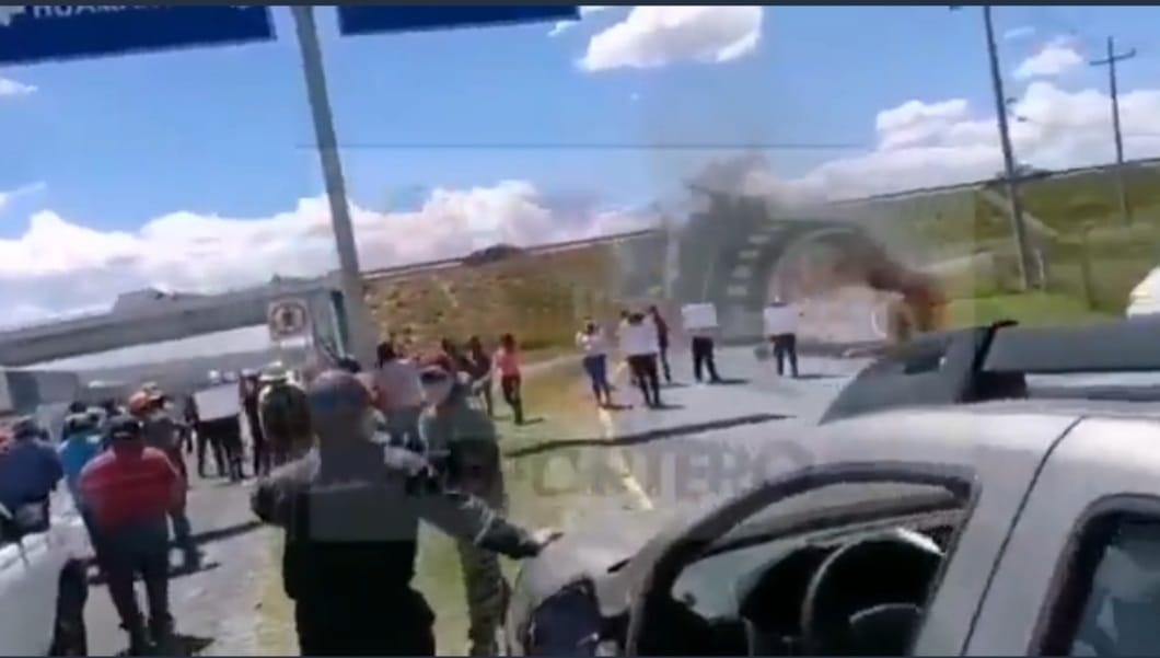 Video desde Puebla: Vecinos de Xochitécatl bloquean la carretera Altzayanca-Huamantla