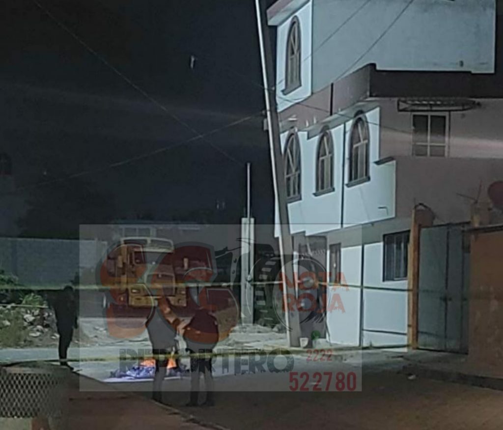 Tiran dos ejecutados y emplayados en pleno centro de Actipan, Tepeaca