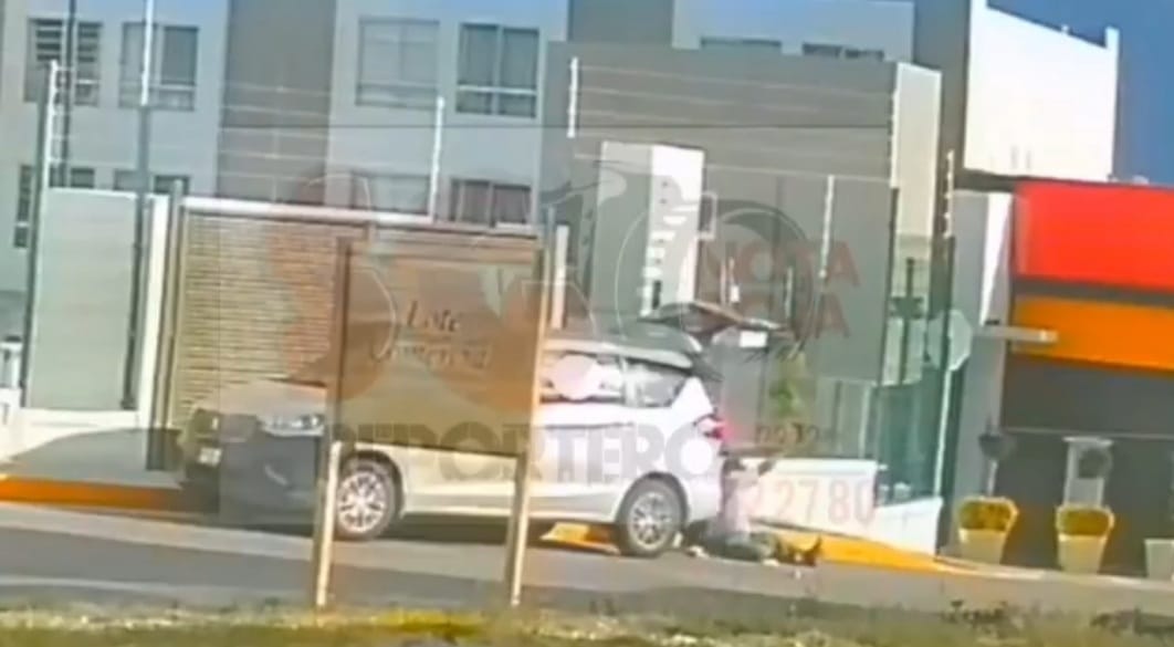 Video desde Puebla: Conductor de camioneta atropella a panadero y huye