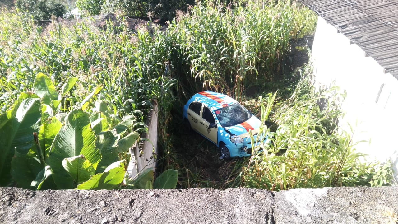 Fotonota: Carro particular y taxi sufren accidente y uno se va al barranco