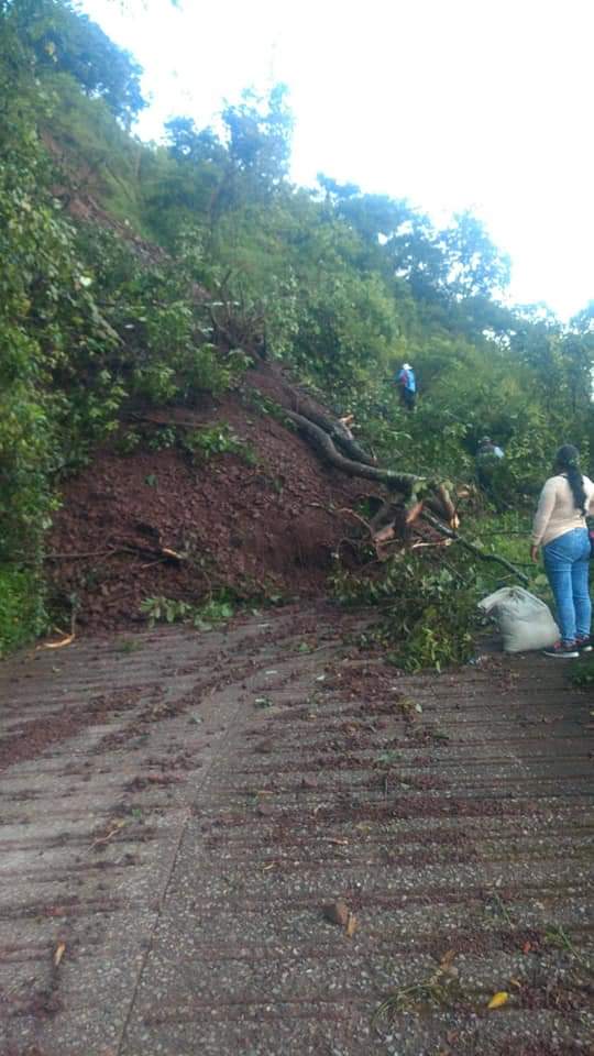 Lluvias provocan deslave de tierra en Xicotepec y tapan camino a 3 comunidades