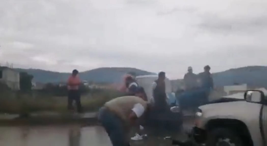 Video desde Puebla: Aparatoso accidente en la federal a Tehuacán por la curva de Chachapa