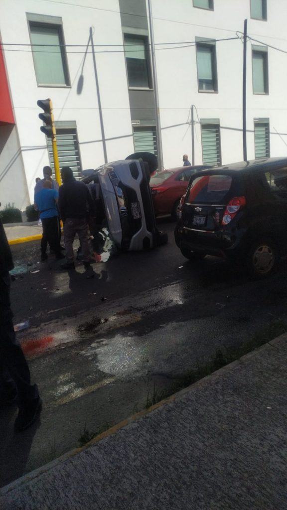 Video desde Puebla: Fuerte accidente en la 11 poniente y 17 sur genera volcadura de auto