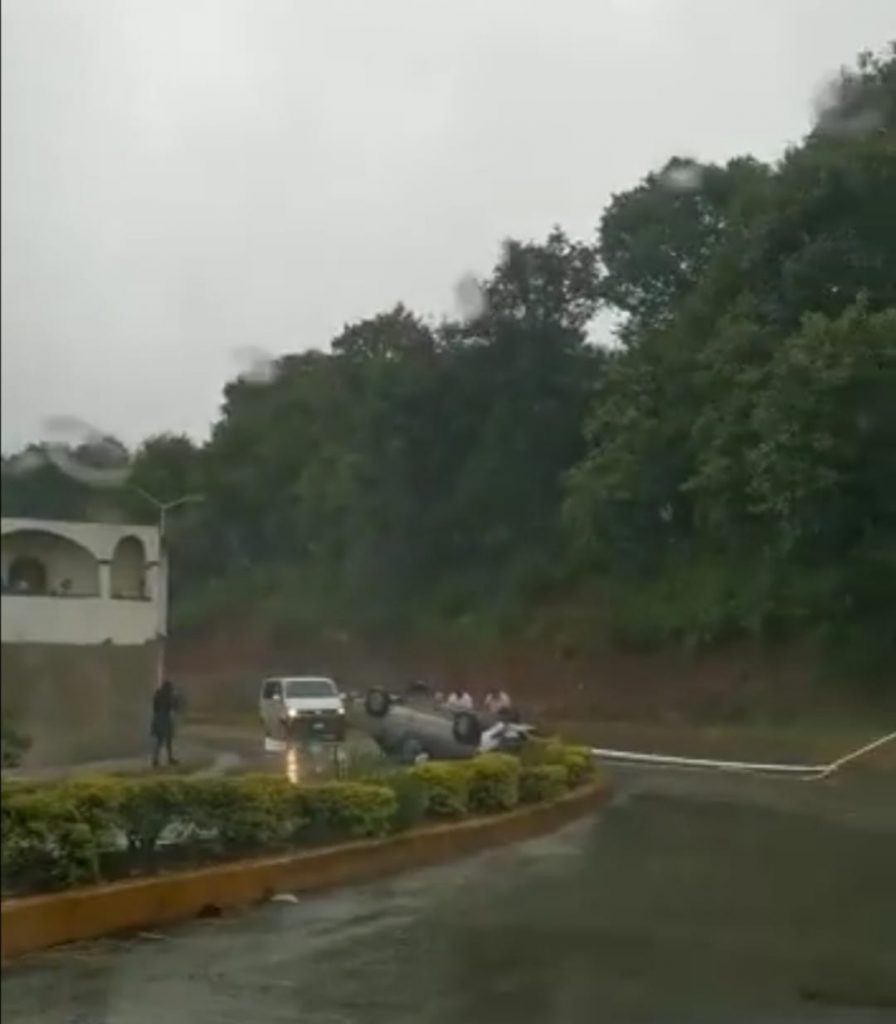 Se voltea vehículo compacto en Huauchinango