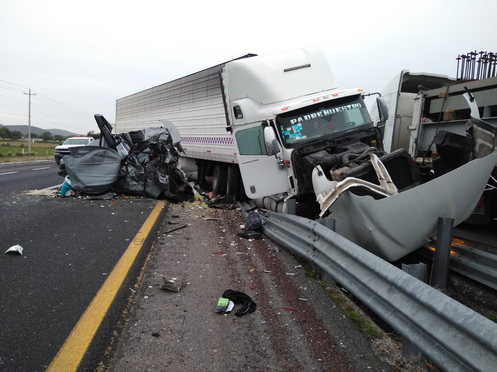Choque entre dos camiones y auto deja 2 muertos en la Puebla-Córdoba
