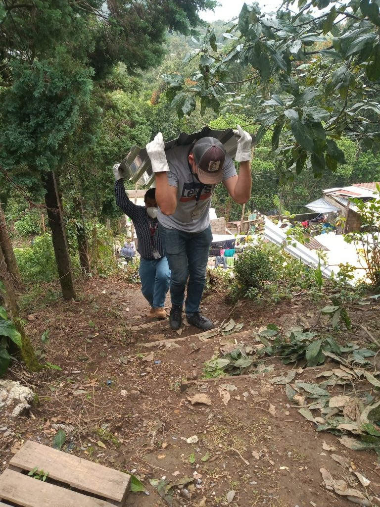 Lleva SEDIF víveres, colchonetas y láminas a damnificados por huracán “Grace” en Xicotepec