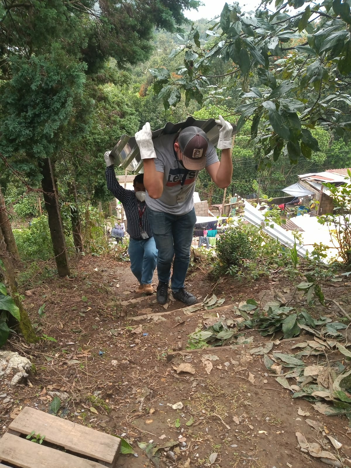 Lleva SEDIF víveres, colchonetas y láminas a damnificados por huracán “Grace” en Xicotepec