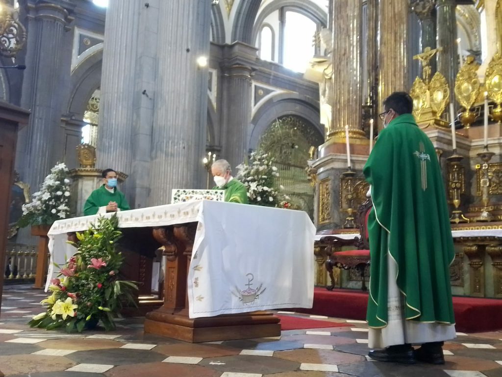 Reforzar medidas sanitarias en el regreso a clases presenciales, pidió el arzobispo de Puebla