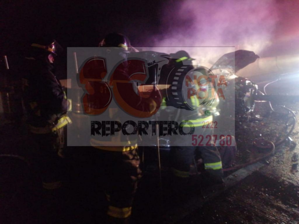 Choque entre 3 vehículos deja dos personas calcinadas en la Puebla-Córdoba