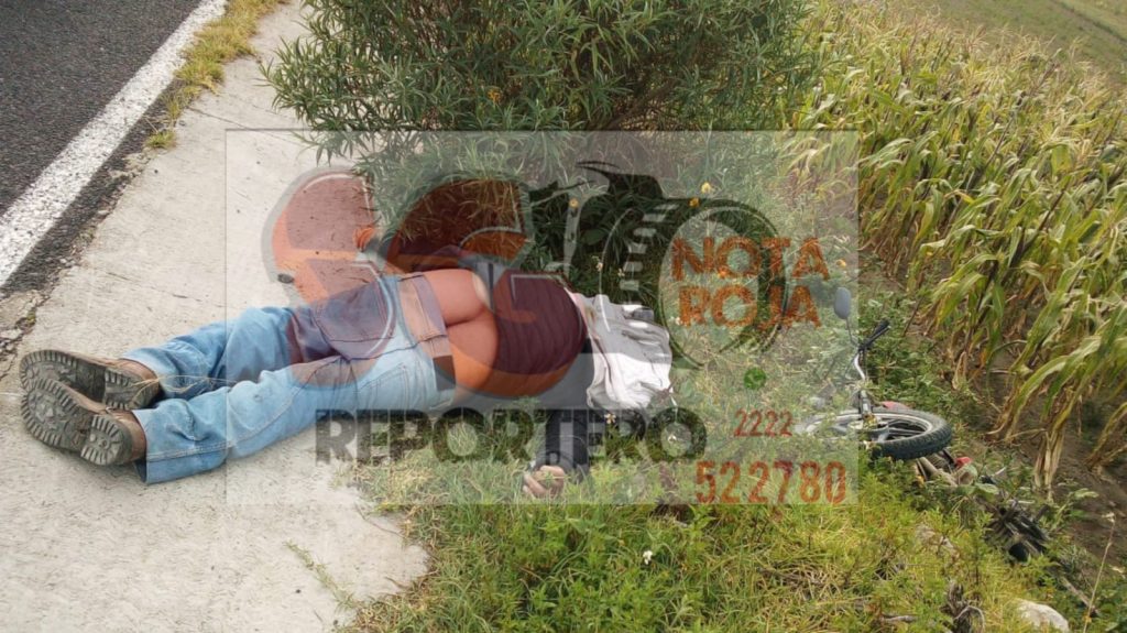 Hallan sin vida a un motociclista en la carretera a Atzitzintla