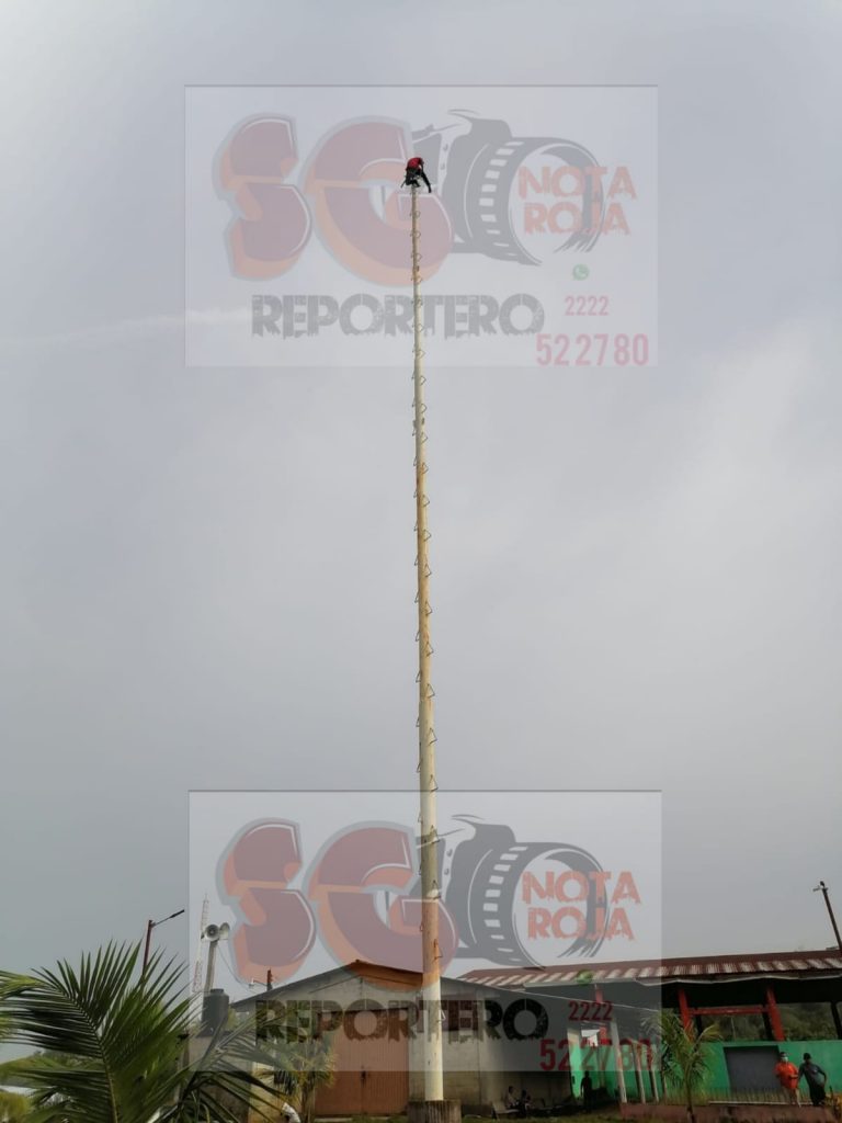 Joven amaga con aventarse del palo de voladores en Ayotoxco