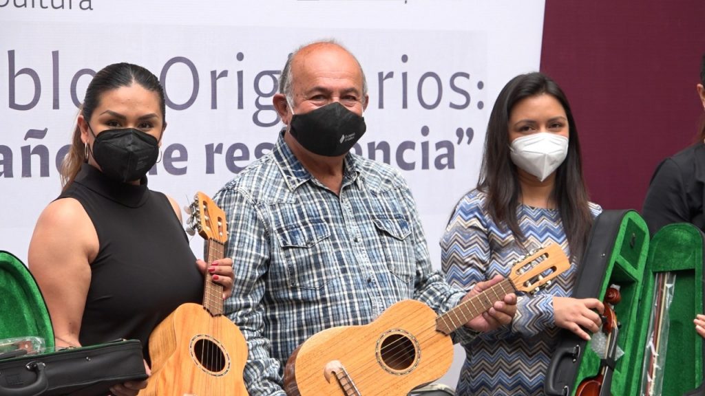 Entrega Cultura instrumentos musicales huapangueros a 12 municipios