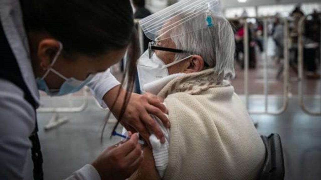 En México, 59% de la población adulta con al menos una dosis contra COVID-19