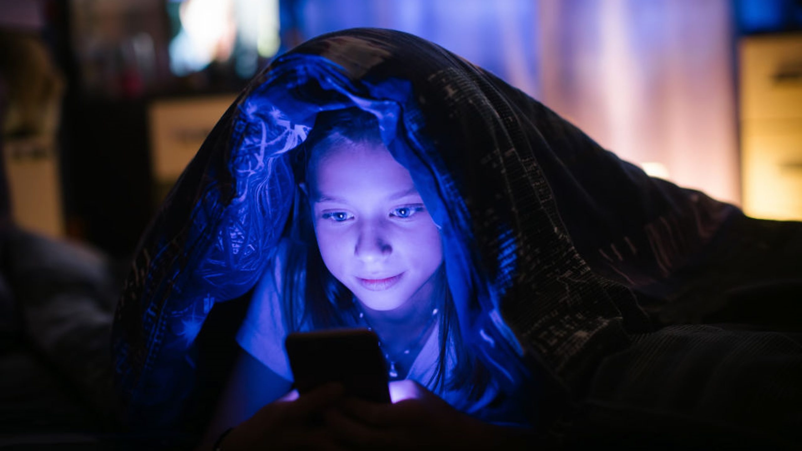 ‘Vamping’ tecnológico: trasnochar  con el móvil impide a los adolescentes dormir lo suficiente