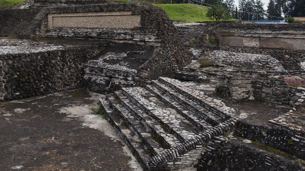 Secretaría de Arte y Cultura de San Andrés Cholula realiza levantamiento de daños en la escalinata del Pocito de la Gran Pirámide