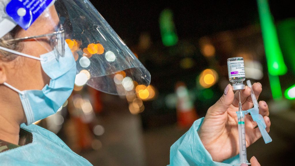 Las dosis de refuerzo de las vacunas contra el COVID-19 es dar chalecos salvavidas a quienes ya tienen y dejar ahogarse a los demás