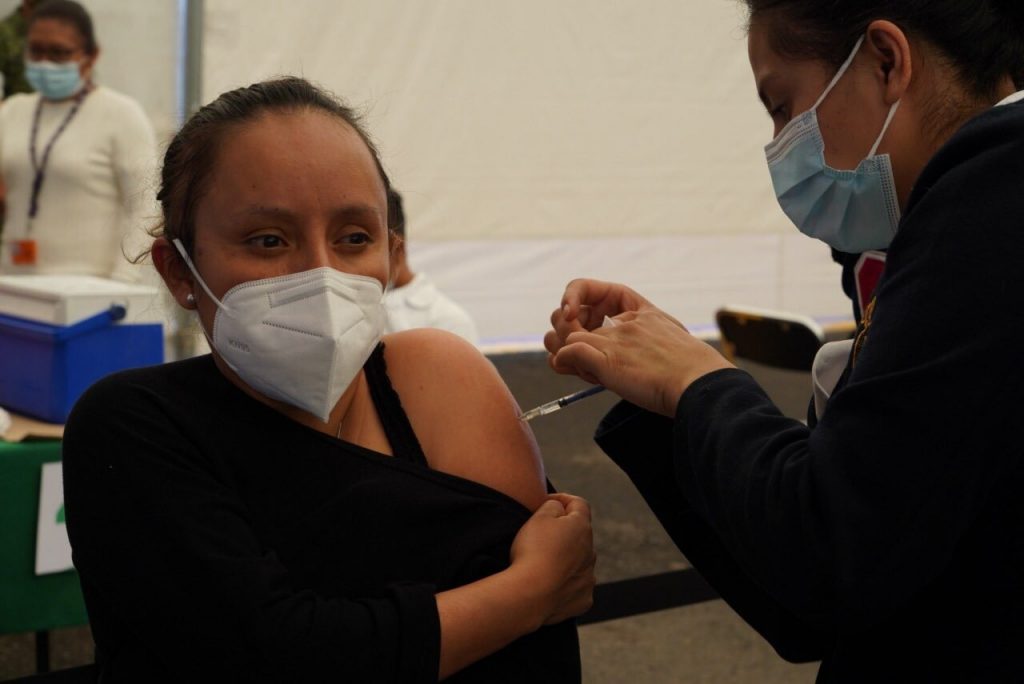 En México, 57% de la población adulta cuenta con al menos una dosis contra COVID-19