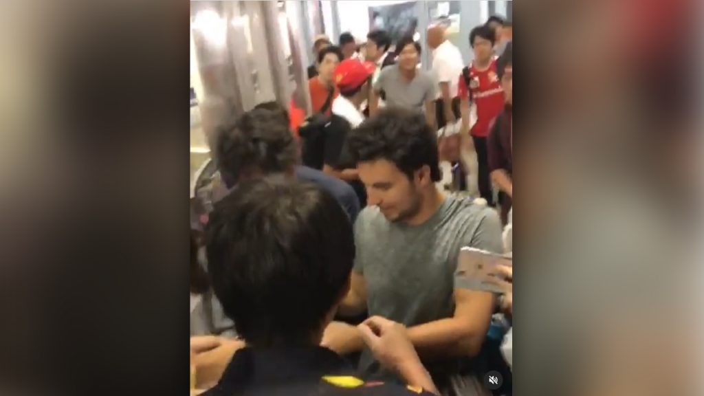 Checo Pérez lamenta cancelación del GP de Japón rodeado de fans