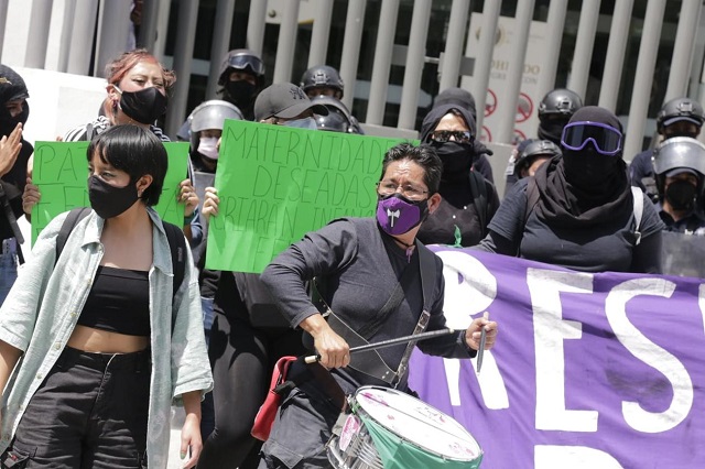 Feministas y antivacunas realizan marchas en el centro de Puebla 