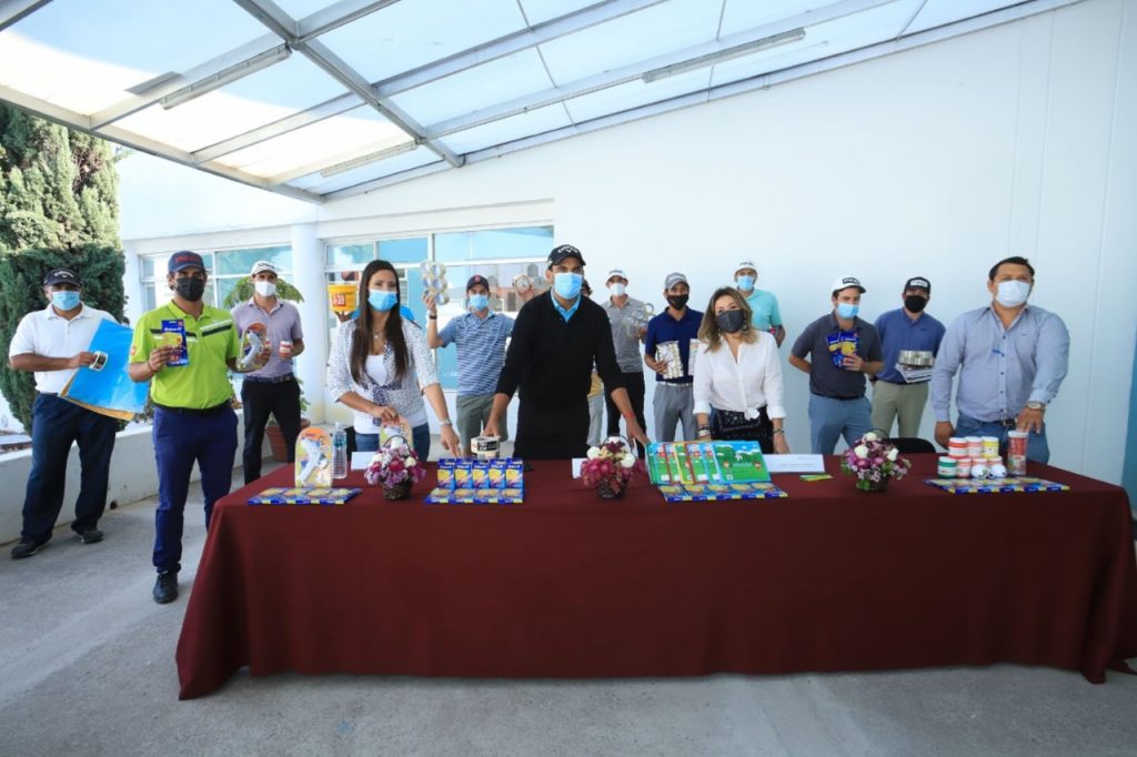 Donan golfistas profesionales material escolar al SEDIF