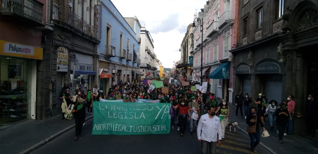 Video desde Puebla: Colectivos feministas marchan para exigir legalización del aborto en la entidad