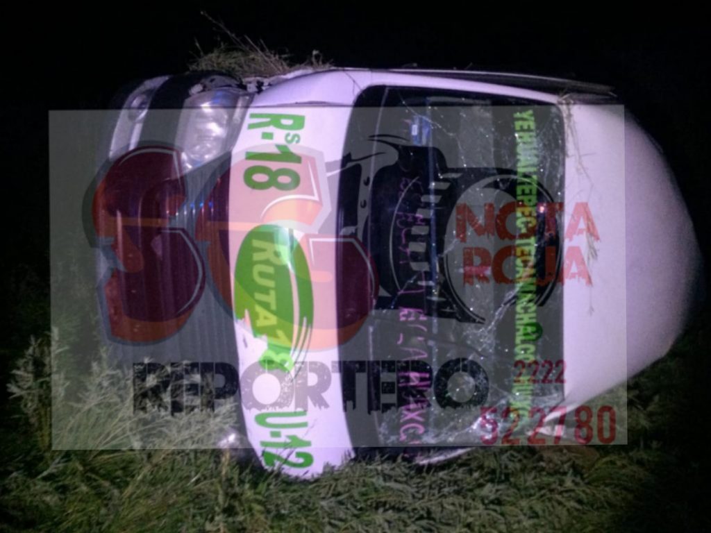 Choque con volcadura de una combi de transporte público deja 3 lesionados en Yehualtepec.