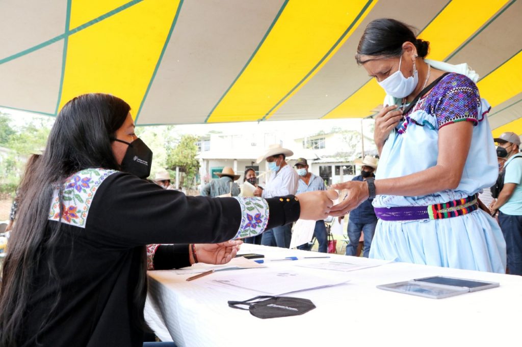 Entrega SDR cheques a productores afectados de Cuetzalan y Jonotla