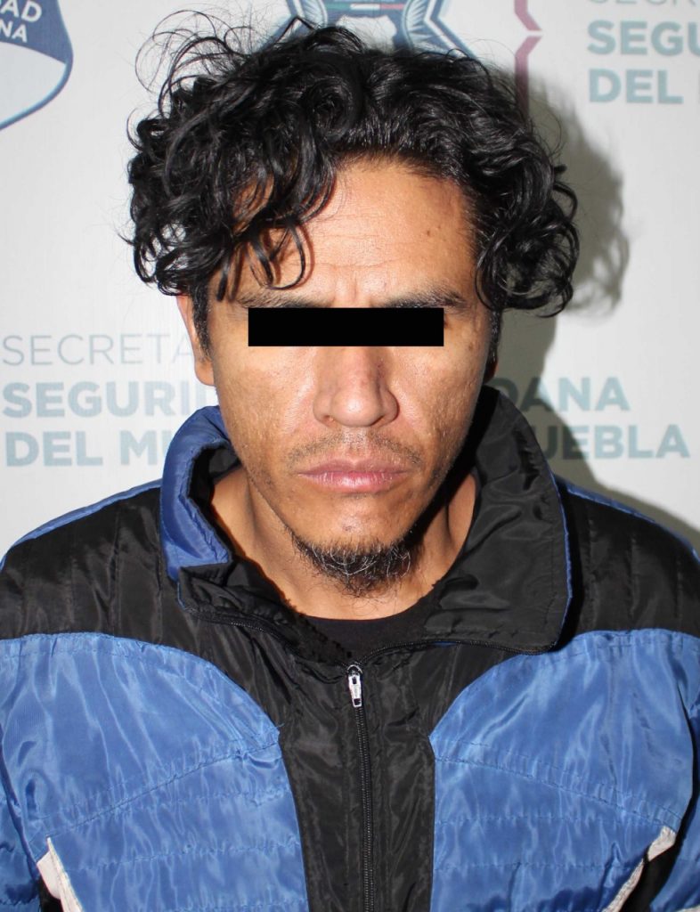 Atrapan a narcomenudista y robacarros por orinar en la calle