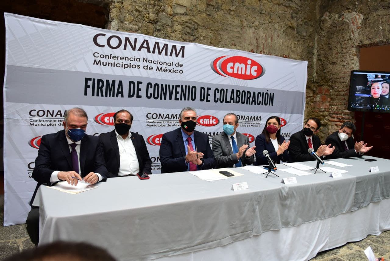 Claudia Rivera Vivanco atestigua firma de convenio entre CMIC y CONAMM