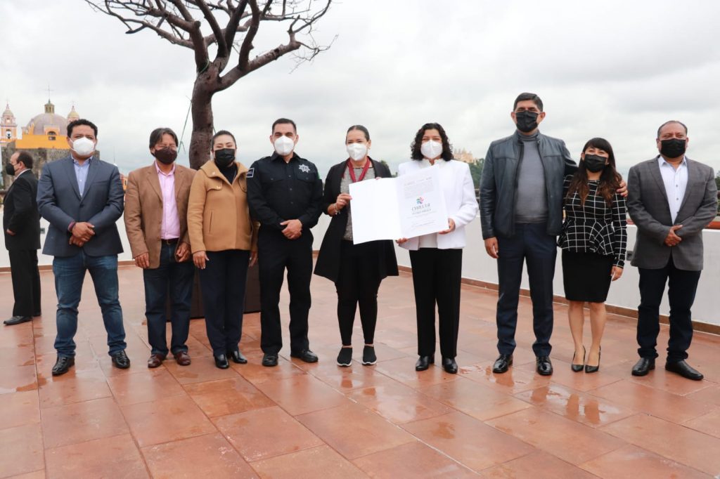 Fotonota: Karina Pérez Popoca recibe cédula de permanencia a San Andrés Cholula como Pueblo Mágico