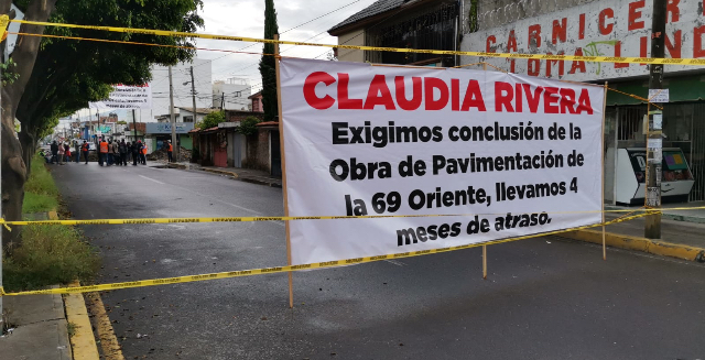 Vecinos de la colonia Villa Universitaria exigen al ayuntamiento de Puebla concluir obra de pavimentación