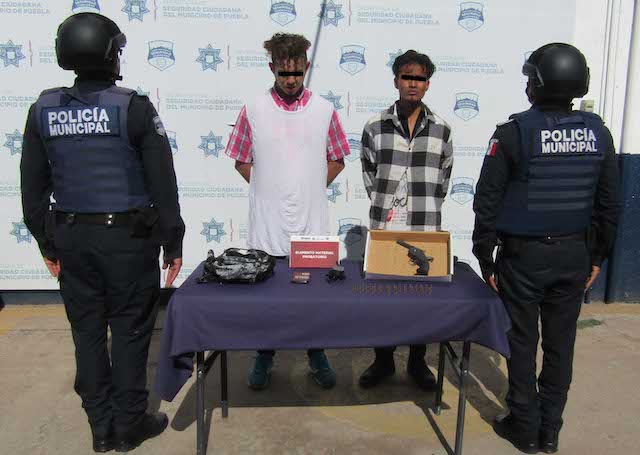 Detuvo policía municipal de Puebla a dos probables asaltantes de transeúntes