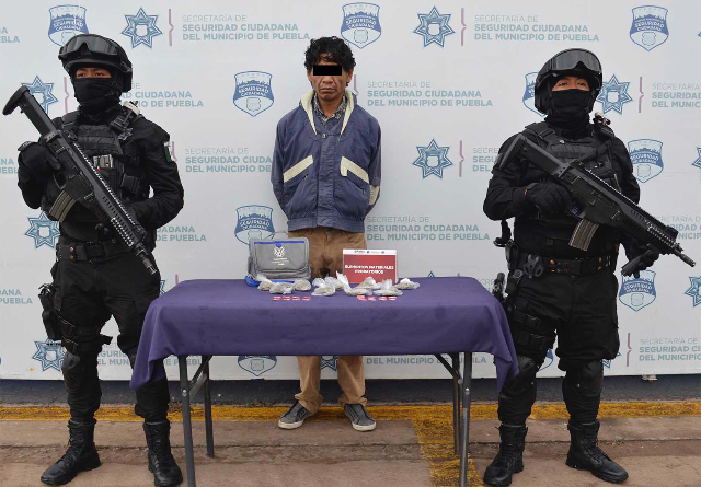 Detuvo Policía Municipal de Puebla a hombre en posesión de 25 dosis de posible droga