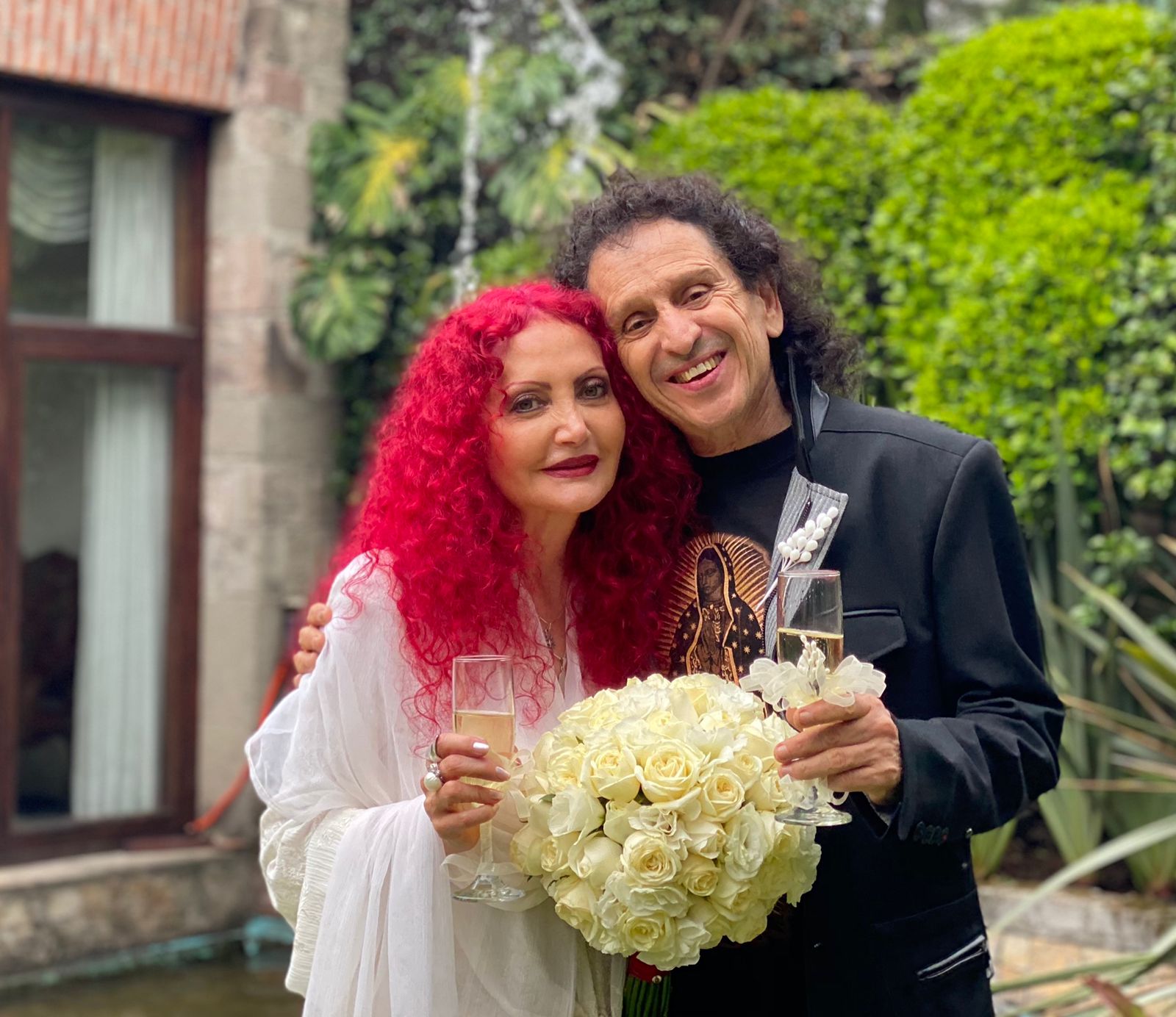 Alex Lora y su esposa Chela festejan 50 años de amor y 53 años de El TRI