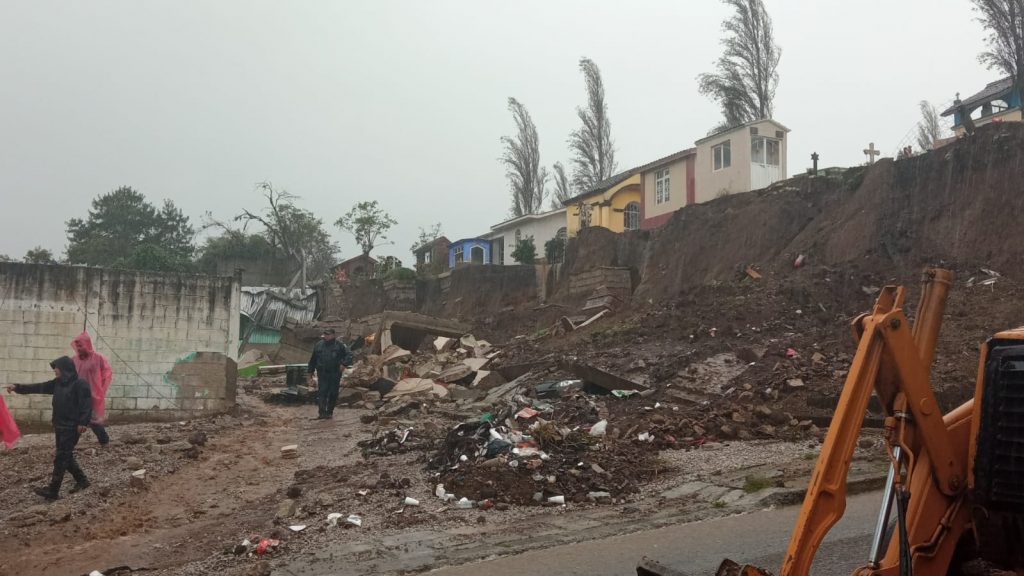 Se cae barda del panteón municipal en Xiutetelco