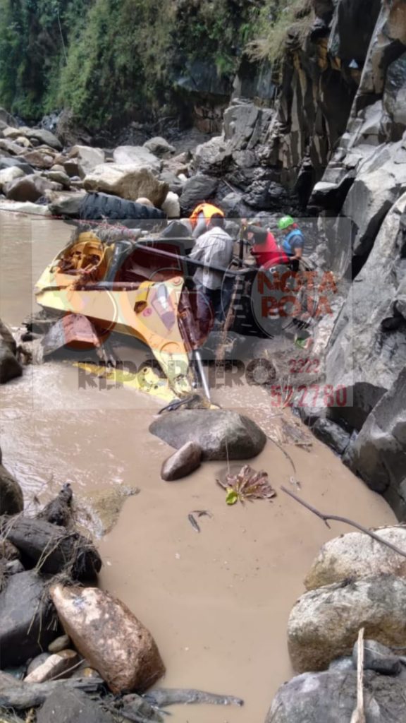 Protección Civil Tlatlauquitepec ubica retroexcavadora…pero no a los 3 trabajadores en Mazatepec