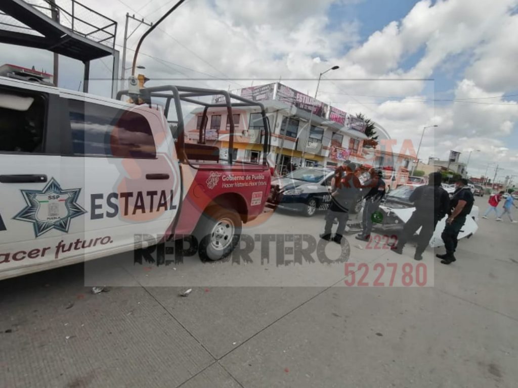 Patrulla estatal choca contra auto particular en Amozoc