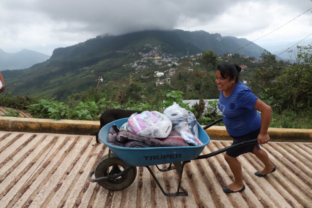 DIF estatal mantiene la entrega de apoyo a damnificados por Grace