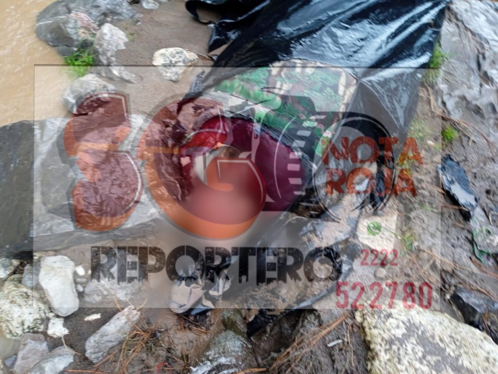 Hallan cadáver embolsado y descompuesto en Los Reyes de Juárez