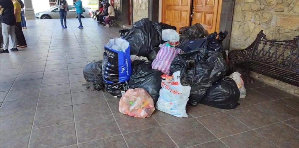 Fotonota: Protestan en Juan Galindo por falta de recolección de basura