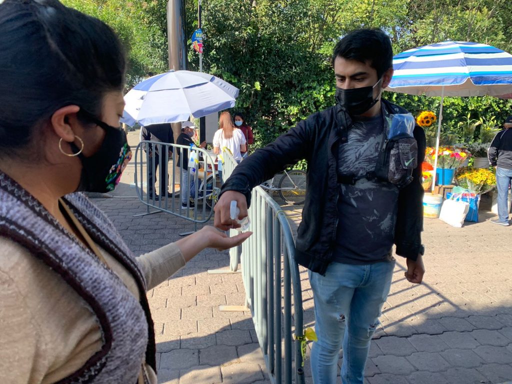 Video: Coloca Ayuntamiento de Tlaxcala filtros sanitarios en mercado y tianguis