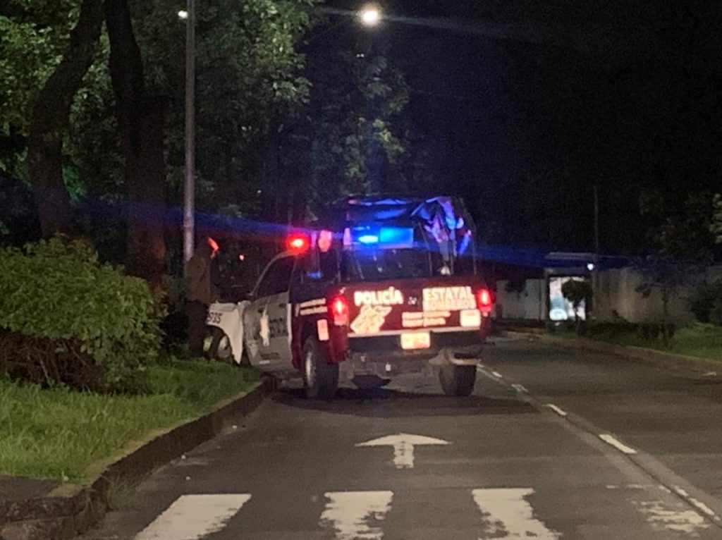 Patrulla de la policía estatal se estampa contra camellón del bulevar 5 de Mayo