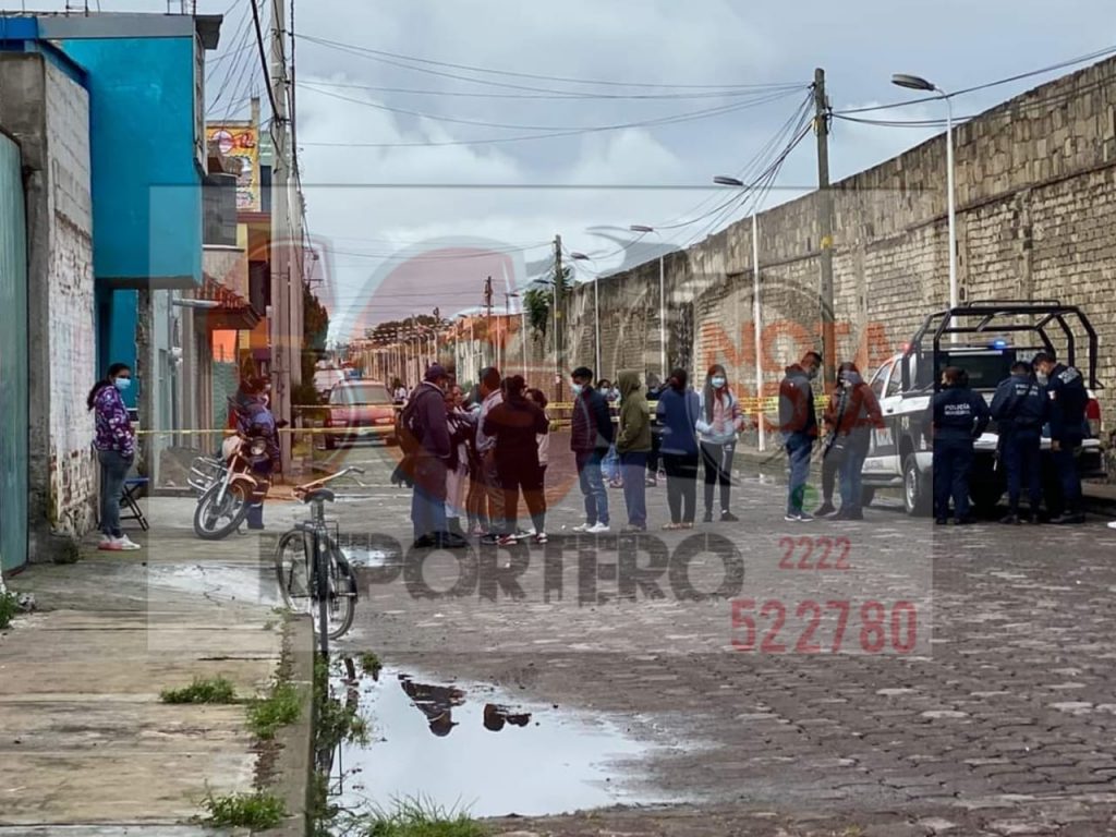 Hallan hombre sin vida en una banqueta de Huejotzingo