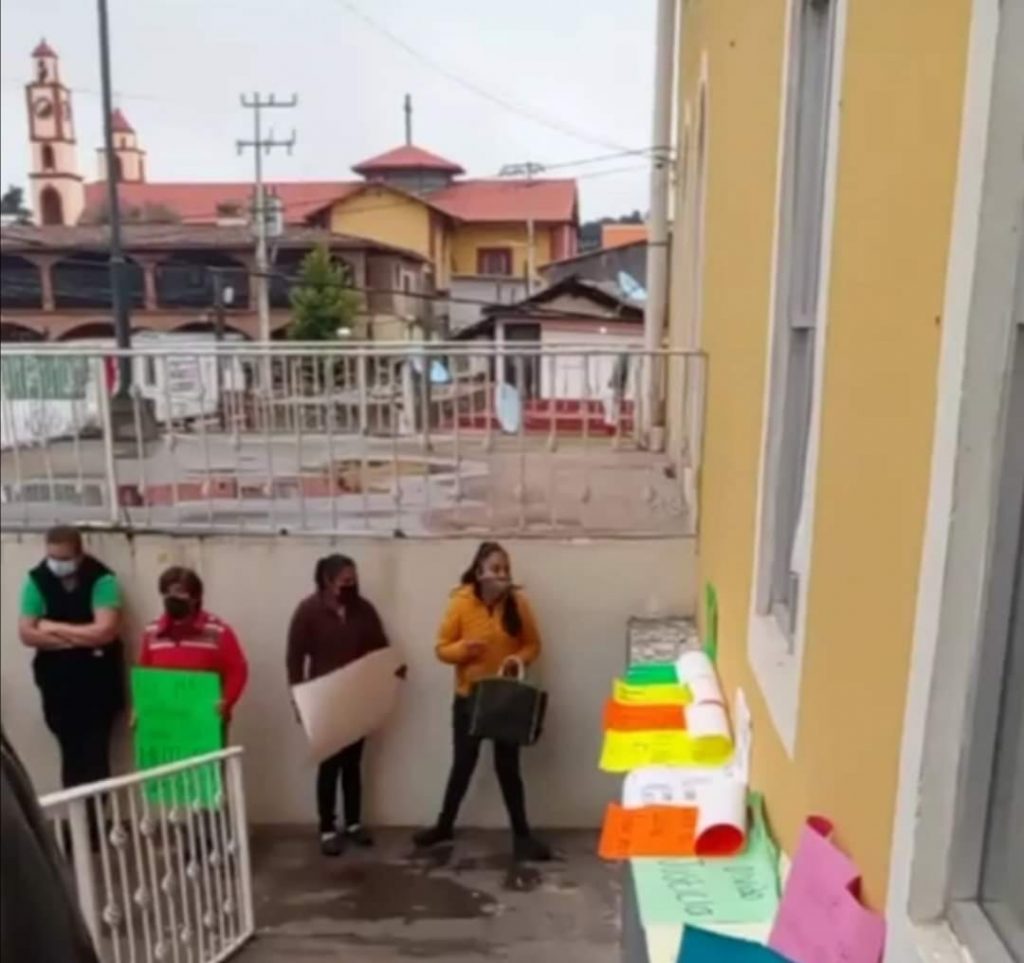 Policías de Ahuazotepec liberaron a su ex compañero acusado de violar a menor de edad