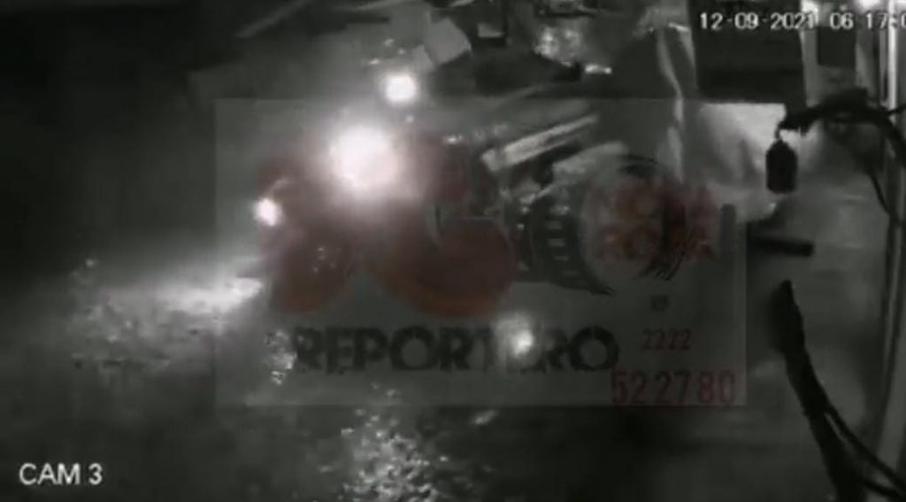 Video desde Puebla: Policías ebrios de Cuetzalan chocan camioneta estacionada y huyen