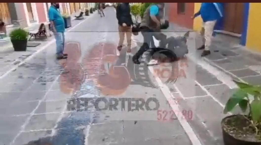 Video desde Puebla: Comerciantes y clientes de Los Sapos atrapan y golpean a ratero
