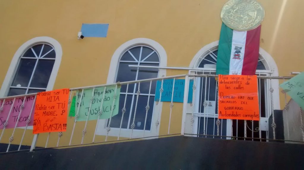 Vecinos de Ahuazotepec cierran carretera y palacio municipal por la liberación de presunto violador