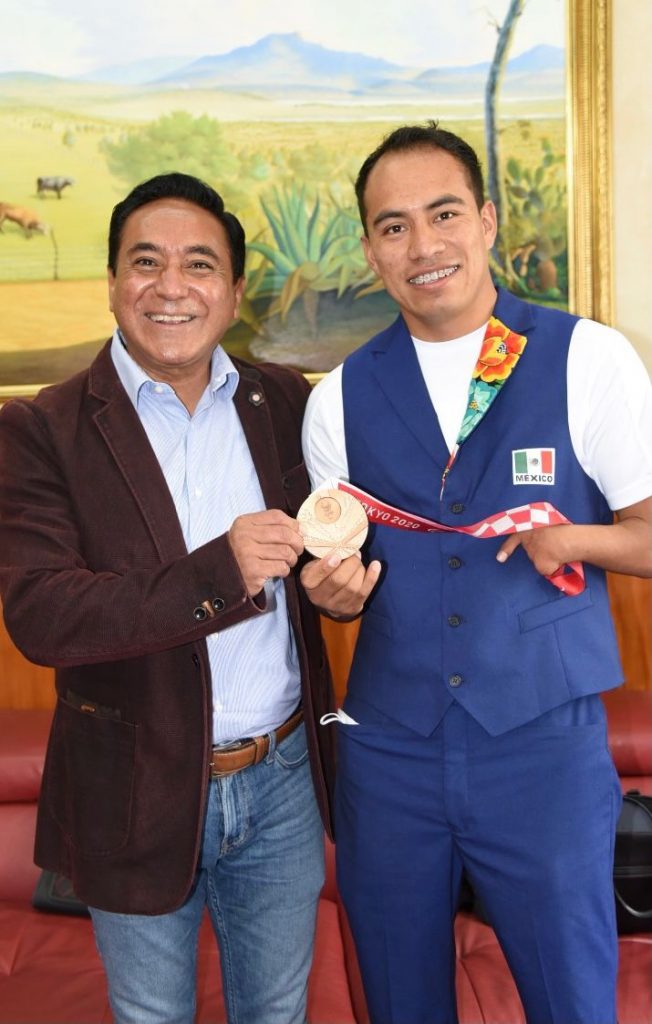Se reúne Jorge Corichi con Leonardo de Jesús Pérez Juárez, medallista de bronce en Juegos Paralímpicos de Tokio 2021