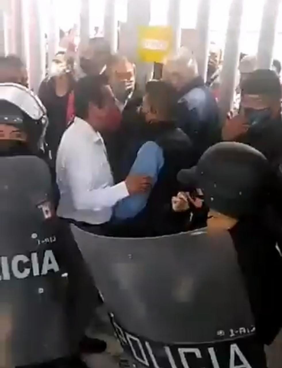 Video desde Puebla: Se enfrentan maestros de Tecamachalco y policías estatales